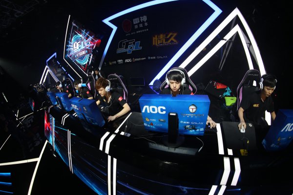 伦纳德砍下31分，祖巴茨创历史记录，快船大胜升级.