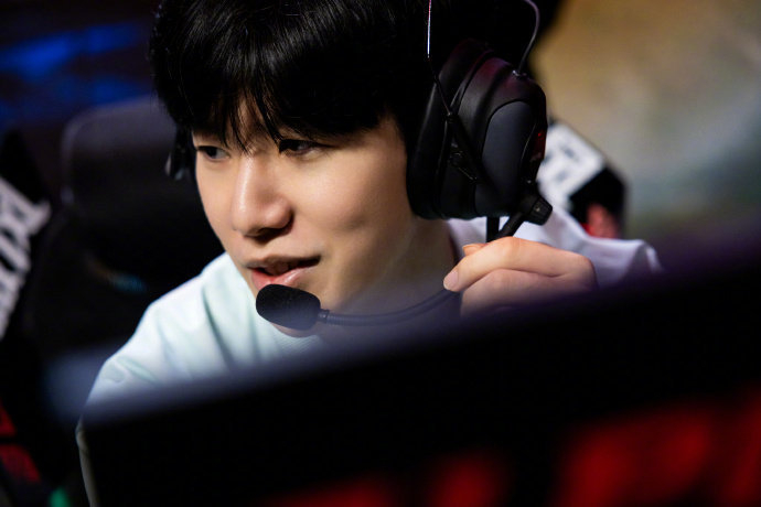 41岁詹姆斯夏季休赛期仍然在分享自己健身房的训练日常，强的可怕