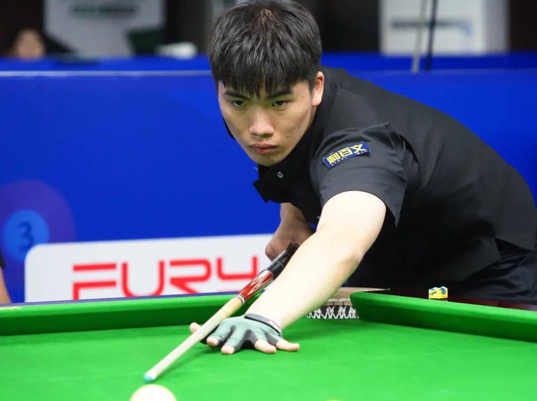 球员C罗先生，完成一次精彩的倒钩破门。